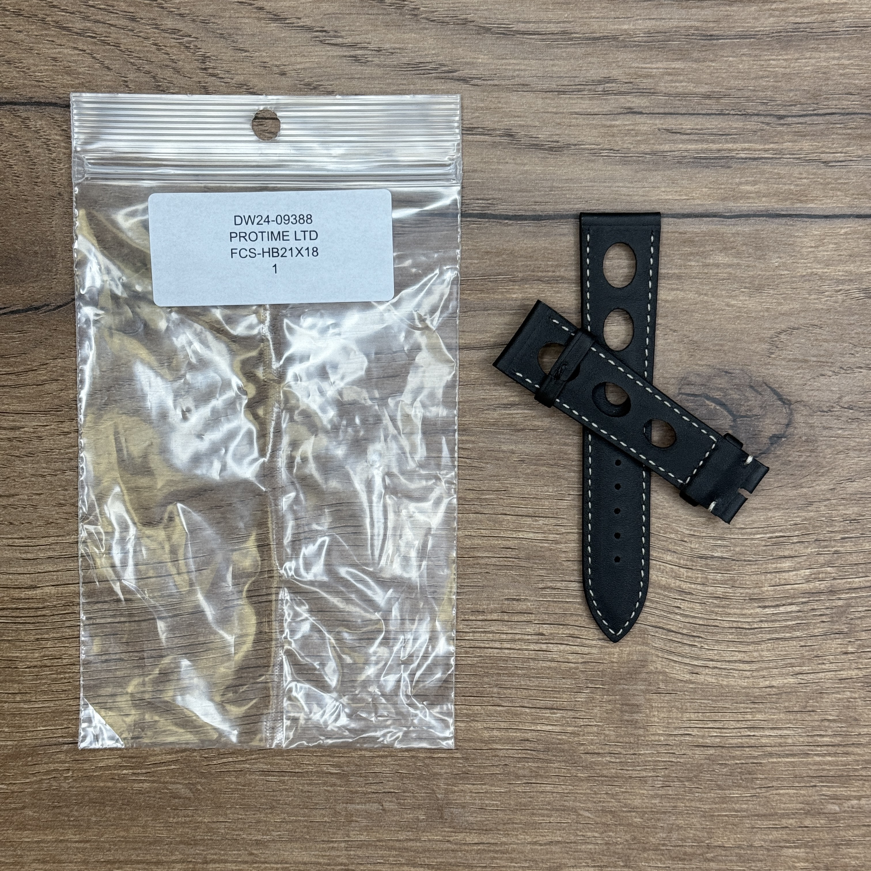 FC ремни Кожаные ремешки - стильные, надёжные и долговечные, способные составить достойную пару часам со стальным корпусом или часам из титана. Аксессуары из кожи не рекомендуется использовать в воде. У нас присутствуют только высококачественные материалы и оригинальный товар от производителя.
