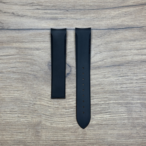 Ремешок для часов Maurice Lacroix из каучука, черный, 20/18 MI1098 Каучуковые ремешки идеально подходят для активного образа жизни. Они легче и теплее металлических браслетов, а ощущаются на руке как вторая кожа. Большое преимущество каучука в том, что он не боится воды. У нас присутствуют только высококачественные материалы и оригинальный товар от производителя