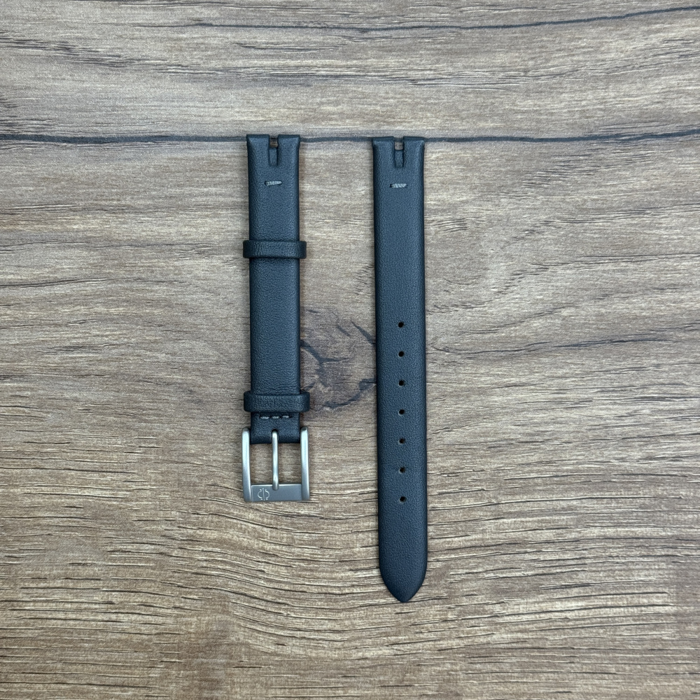 Ремешок для часов Candino из натуральной кожи, серый C4652/1 STRAP Кожаные ремешки - стильные, надёжные и долговечные, способные составить достойную пару часам со стальным корпусом или часам из титана. Аксессуары из кожи не рекомендуется использовать в воде. У нас присутствуют только высококачественные материалы и оригинальный товар от производителя.
