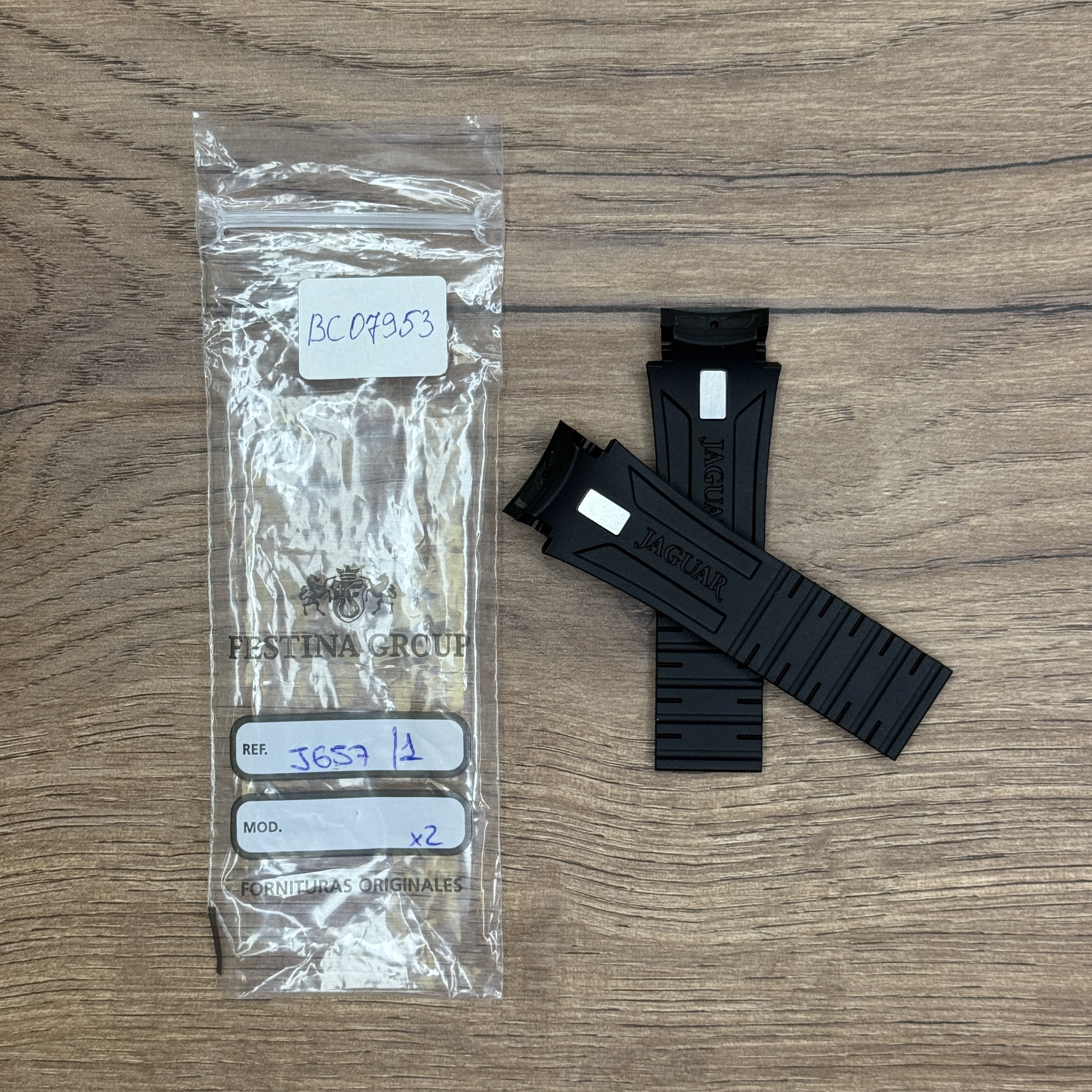 Ремешок для часов Jaguar из каучука, черный, для J657/1 Каучуковые ремешки идеально подходят для активного образа жизни. Они легче и теплее металлических браслетов, а ощущаются на руке как вторая кожа. Большое преимущество каучука в том, что он не боится воды. У нас присутствуют только высококачественные материалы и оригинальный товар от производителя