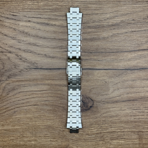 Браслет для часов Maurice Lacroix, нержавеющая сталь Подходит к часам AI6038, AI6088
Главное преимущество металлических браслетов – долговечность и практичность. Браслет всегда можно отдать на полировку и чистку, вернув ему первозданный вид. Также они всегда выглядят более эффектно, так как являются неким продолжением ваших часов. Нержавеющая сталь отличается высокой прочностью к царапинам и износостойкостью. У нас присутствуют только высококачественные материалы и оригинальный товар от производителя.
