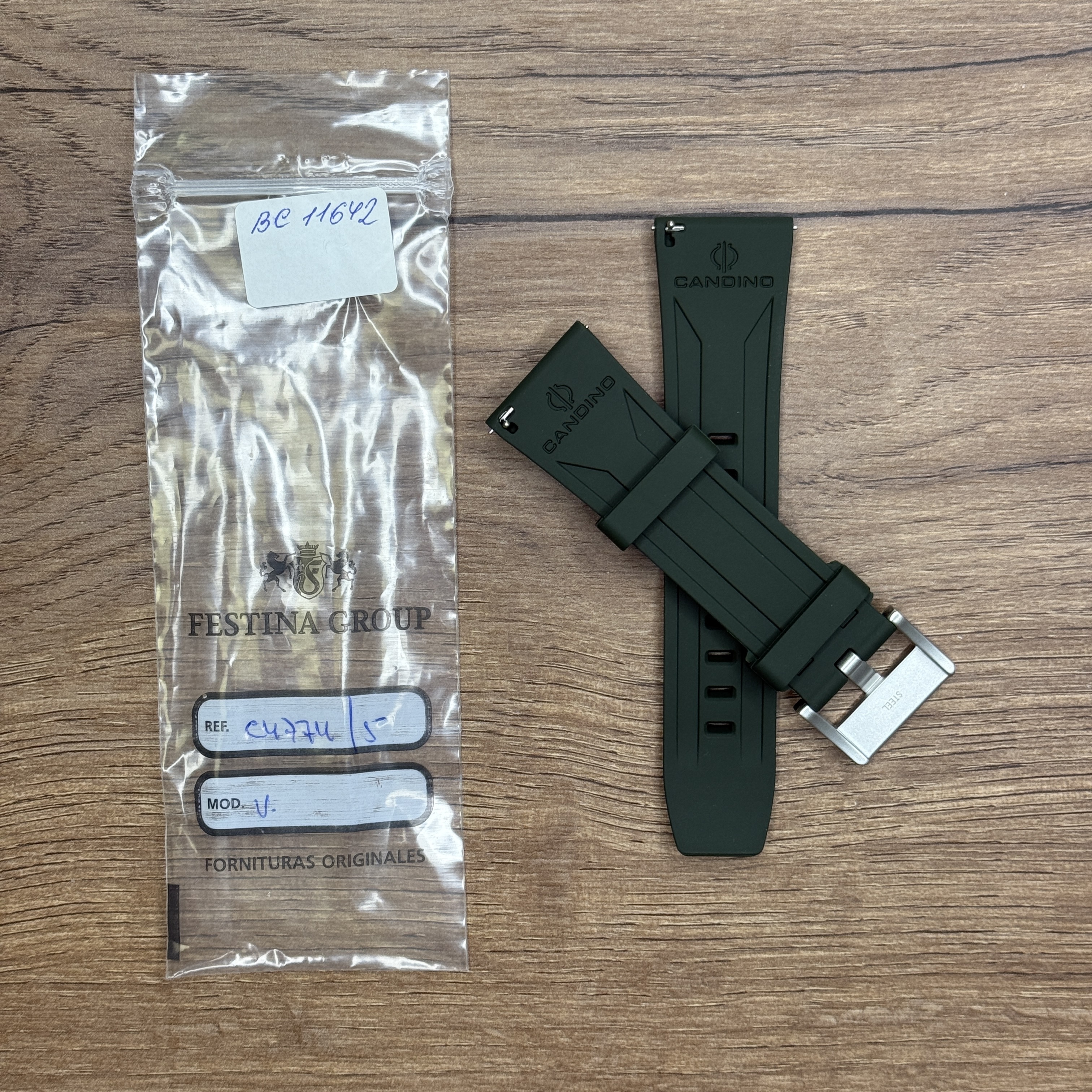 Ремешок для часов Candino каучуковый, зеленый, для C4774/5 Каучуковые ремешки идеально подходят для активного образа жизни. Они легче и теплее металлических браслетов, а ощущаются на руке как вторая кожа. Большое преимущество каучука в том, что он не боится воды. У нас присутствуют только высококачественные материалы и оригинальный товар от производителя.