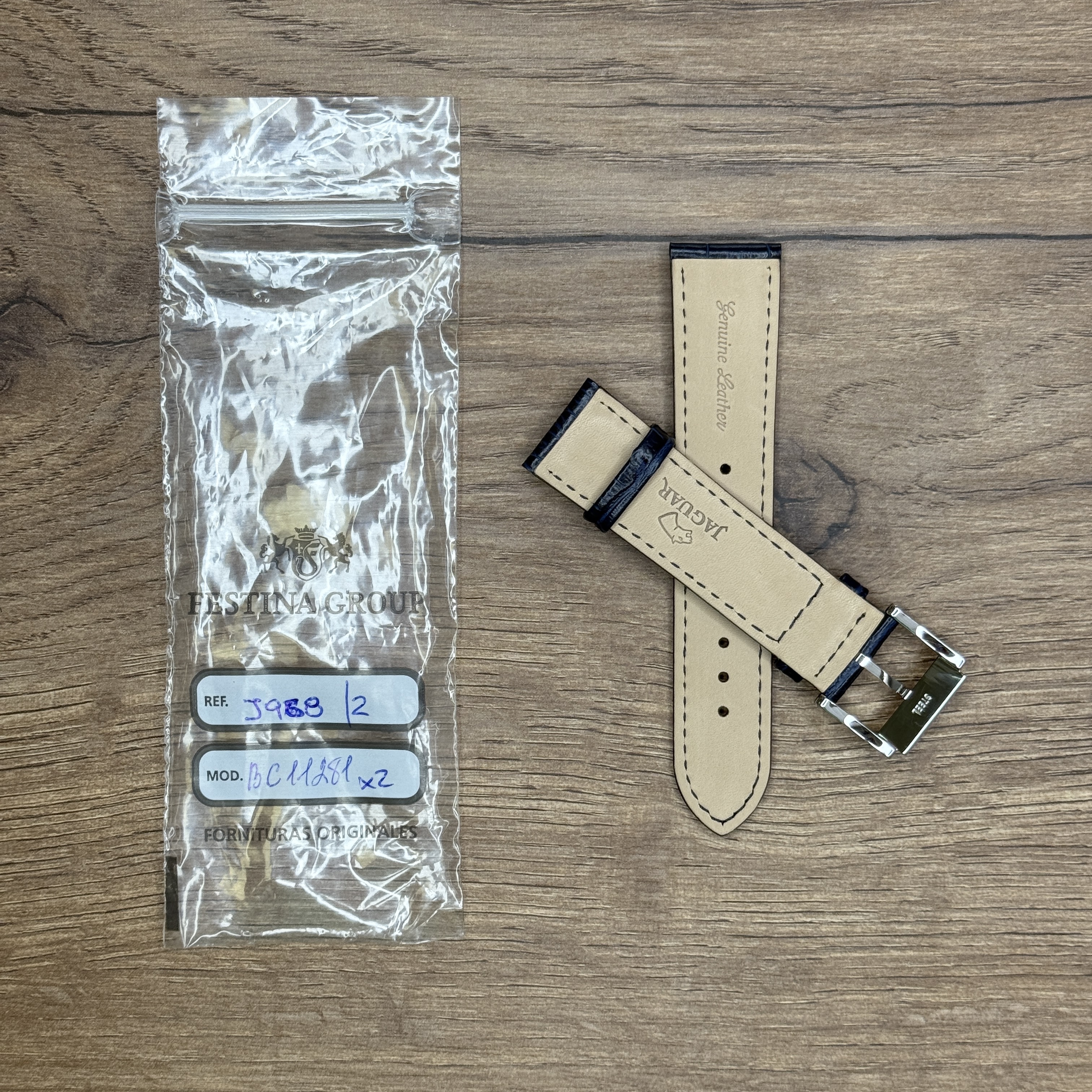 Ремешок для часов Jaguar из кожи теленка, синий, для J968 Кожаные ремешки - стильные, надёжные и долговечные, способные составить достойную пару часам со стальным корпусом или часам из титана. Аксессуары из кожи не рекомендуется использовать в воде. У нас присутствуют только высококачественные материалы и оригинальный товар от производителя.