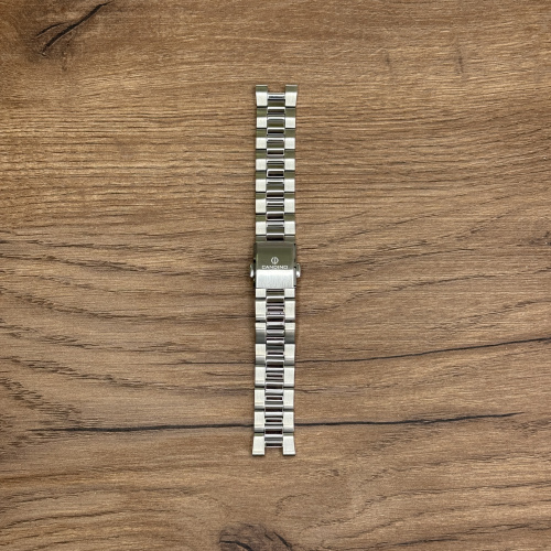 Браслет для часов Candino C4525 из нержавеющей стали Главное преимущество металлических браслетов – долговечность и практичность. Браслет всегда можно отдать на полировку и чистку, вернув ему первозданный вид. Также они всегда выглядят более эффектно, так как являются неким продолжением ваших часов. Нержавеющая сталь отличается высокой прочностью к царапинам и износостойкостью. У нас присутствуют только высококачественные материалы и оригинальный товар от производителя. 