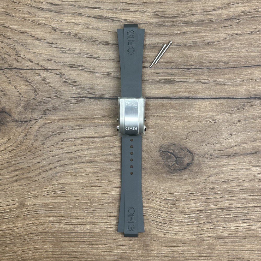 Ремешок для часов Oris из каучука, серый Каучуковые ремешки идеально подходят для активного образа жизни. Они легче и теплее металлических браслетов, а ощущаются на руке как вторая кожа. Большое преимущество каучука в том, что он не боится воды. У нас присутствуют только высококачественные материалы и оригинальный товар от производителя.