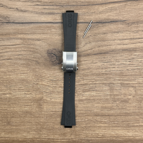 Ремешок дя часов Oris из каучука, с клипсой, Oris Aquis GMT Date Каучуковые ремешки идеально подходят для активного образа жизни. Они легче и теплее металлических браслетов, а ощущаются на руке как вторая кожа. Большое преимущество каучука в том, что он не боится воды. У нас присутствуют только высококачественные материалы и оригинальный товар от производителя. Oris Aquis GMT Date 7754, 7730, 7733
