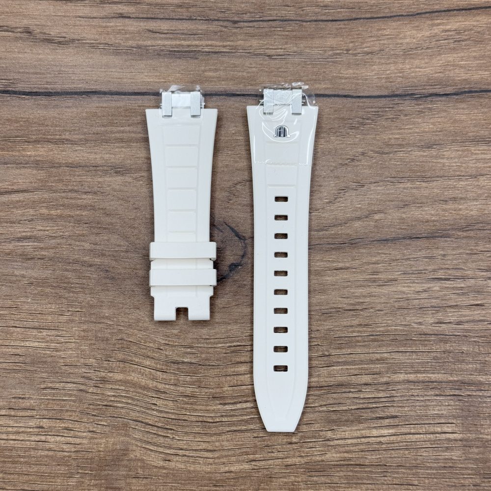 Ремешок для часов Maurice Lacroix из каучука, белый, 24/18 мм ML640-005010 Каучуковые ремешки идеально подходят для активного образа жизни. Они легче и теплее металлических браслетов, а ощущаются на руке как вторая кожа. Большое преимущество каучука в том, что он не боится воды. У нас присутствуют только высококачественные материалы и оригинальный товар от производителя