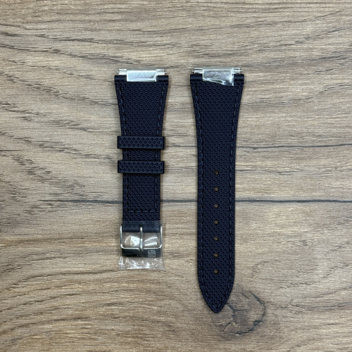 Ремешок для часов Frederique Constant из каучука, темно-синий Каучуковые ремешки идеально подходят для активного образа жизни. Они легче и теплее металлических браслетов, а ощущаются на руке как вторая кожа. Большое преимущество каучука в том, что он не боится воды. У нас присутствуют только высококачественные материалы и оригинальный товар от производителя