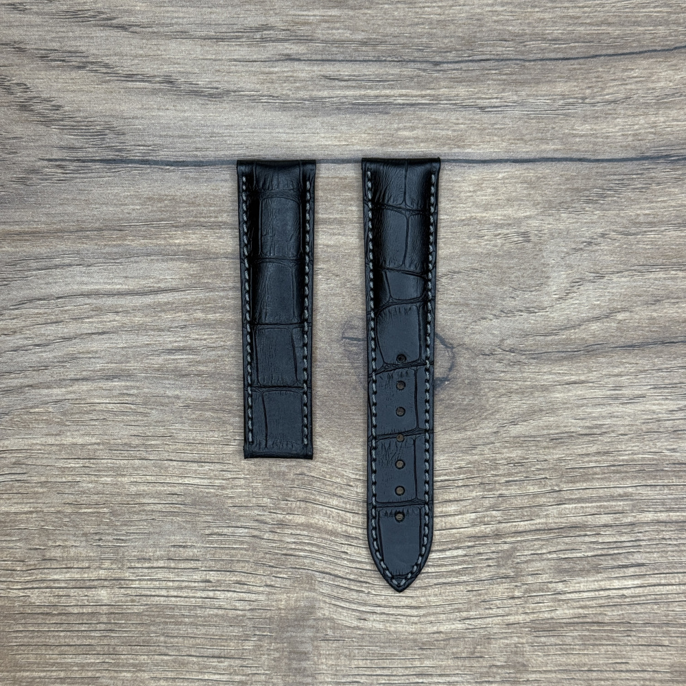 Ремешок для часов Maurice Lacroix из кожи теленка, черный 20х18 ML800-000205 Кожаные ремешки - стильные, надёжные и долговечные, способные составить достойную пару часам со стальным корпусом или часам из титана. Аксессуары из кожи не рекомендуется использовать в воде. У нас присутствуют только высококачественные материалы и оригинальный товар от производителя