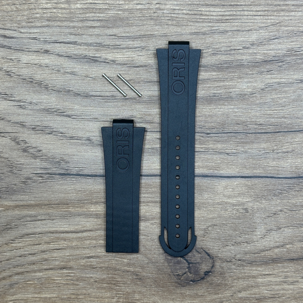 Ремешок для часов Oris из каучука, черный, без клипсы Каучуковые ремешки идеально подходят для активного образа жизни. Они легче и теплее металлических браслетов, а ощущаются на руке как вторая кожа. Большое преимущество каучука в том, что он не боится воды. У нас присутствуют только высококачественные материалы и оригинальный товар от производителя.