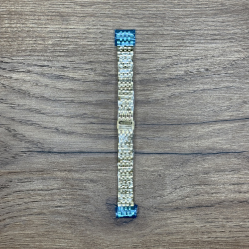 Браслет для часов Frederique Constant, нержавеющая сталь  Главное преимущество металлических браслетов – долговечность и практичность. Браслет всегда можно отдать на полировку и чистку, вернув ему первозданный вид. Также они всегда выглядят более эффектно, так как являются неким продолжением ваших часов. Нержавеющая сталь отличается высокой прочностью к царапинам и износостойкостью. У нас присутствуют только высококачественные материалы и оригинальный товар от производителя.