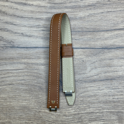 Ремешок для часов Maurice Lacroix из кожи теленка, коричневый. в два оборота 17.6/16 Кожаные ремешки - стильные, надёжные и долговечные, способные составить достойную пару часам со стальным корпусом или часам из титана. Аксессуары из кожи не рекомендуется использовать в воде. У нас присутствуют только высококачественные материалы и оригинальный товар от производителя.