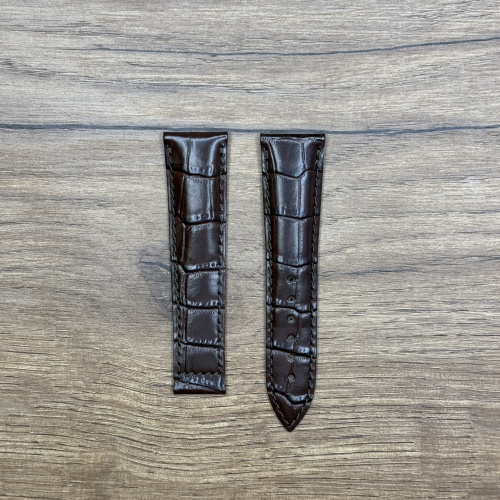 Ремешок для часов Frederique Constant из кожи теленка, 22 мм, темно-коричневый Кожаные ремешки - стильные, надёжные и долговечные, способные составить достойную пару часам со стальным корпусом или часам из титана. Аксессуары из кожи не рекомендуется использовать в воде. У нас присутствуют только высококачественные материалы и оригинальный товар от производителя.