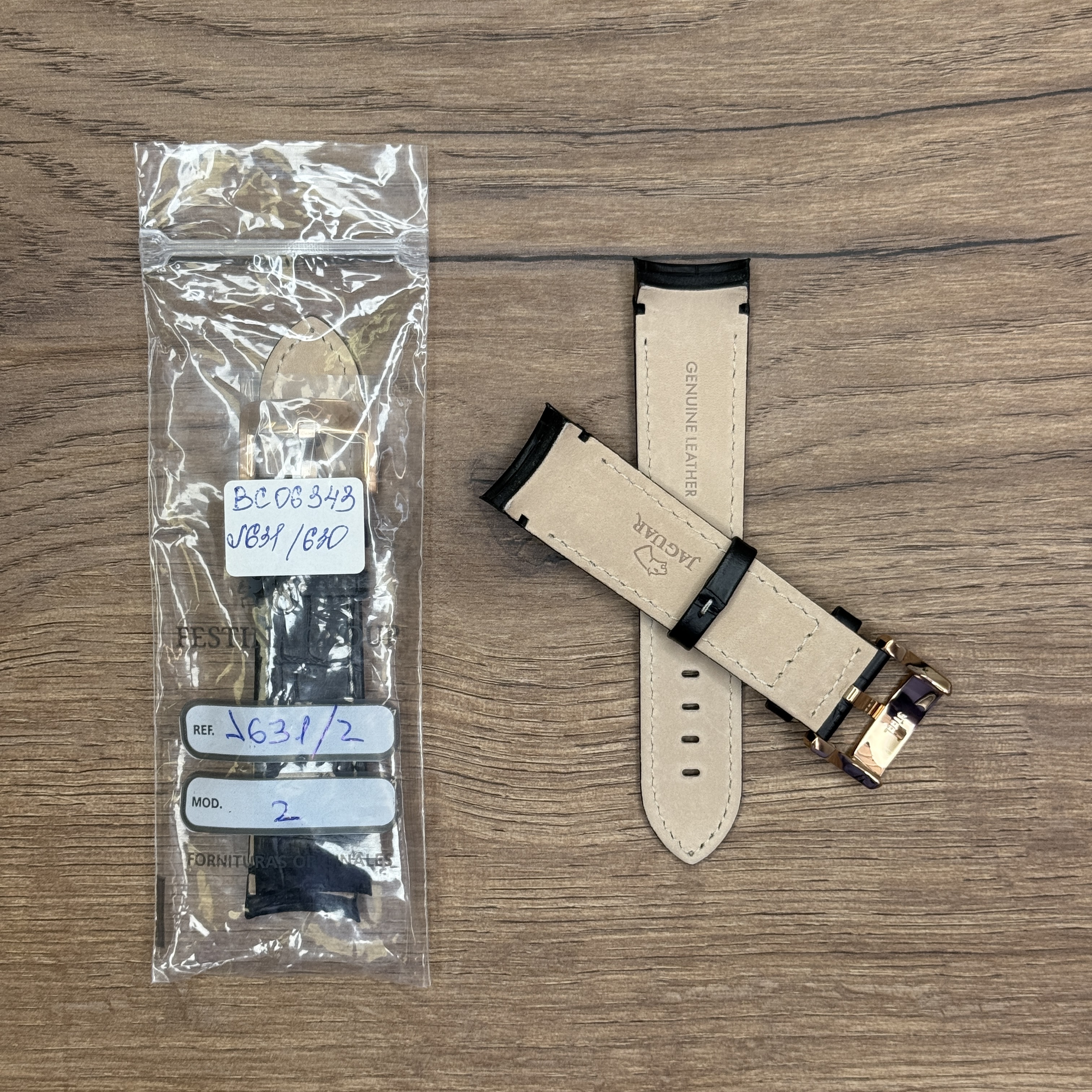 Ремешок для часов Jaguar из натуральной кожи, черный, для J631/3 и J630/2 Кожаные ремешки - стильные, надёжные и долговечные, способные составить достойную пару часам со стальным корпусом или часам из титана. Аксессуары из кожи не рекомендуется использовать в воде. У нас присутствуют только высококачественные материалы и оригинальный товар от производителя