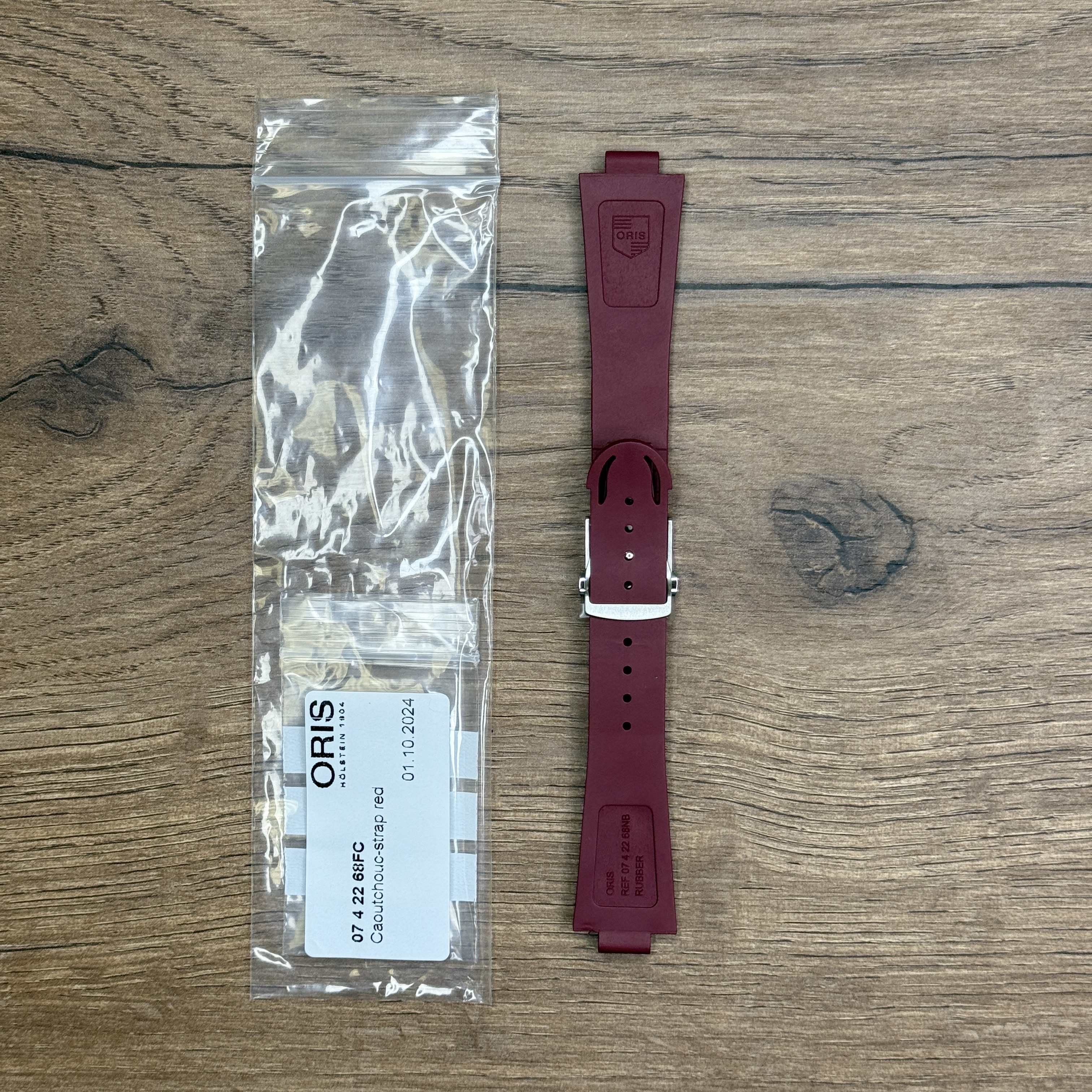 Ремешок для часов ORIS из каучука, бургундия, с клипсой Каучуковые ремешки идеально подходят для активного образа жизни. Они легче и теплее металлических браслетов, а ощущаются на руке как вторая кожа. Большое преимущество каучука в том, что он не боится воды. У нас присутствуют только высококачественные материалы и оригинальный товар от производителя.
