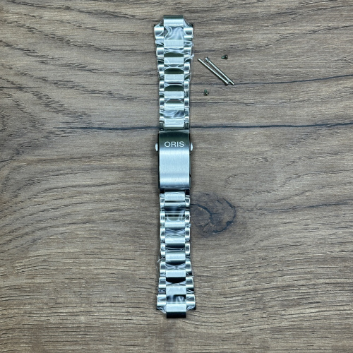 Стальной браслет Oris с раскладной застежкой с дайверским расширителем, нержавеющая сталь Главное преимущество металлических браслетов – долговечность и практичность. Браслет всегда можно отдать на полировку и чистку, вернув ему первозданный вид. Также они всегда выглядят более эффектно, так как являются неким продолжением ваших часов. 
Нержавеющая сталь отличается высокой прочностью к царапинам и износостойкостью.
У нас присутствуют только высококачественные материалы и оригинальный товар от производителя. 
Подходит для часов 01 743 7733 4135