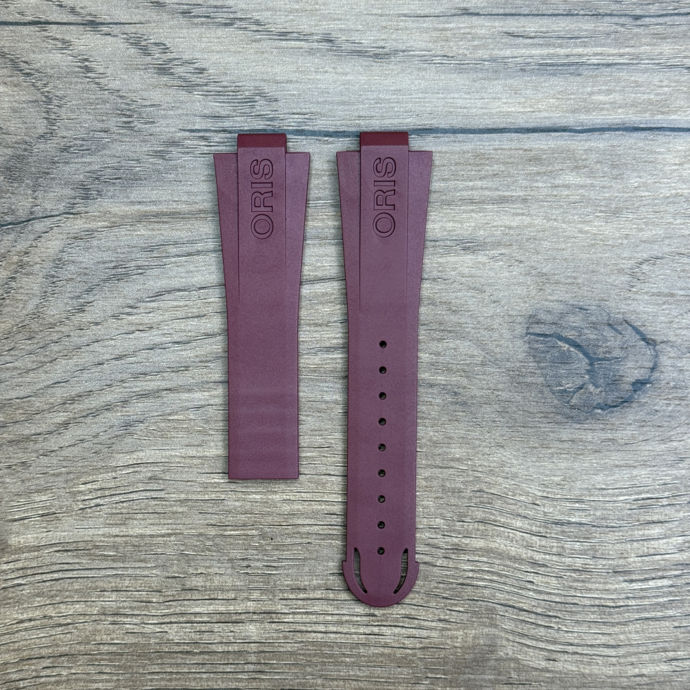 Ремешок для часов Oris из каучука, бургундия, без клипсы 07 4 22 68NB Каучуковые ремешки идеально подходят для активного образа жизни. Они легче и теплее металлических браслетов, а ощущаются на руке как вторая кожа. Большое преимущество каучука в том, что он не боится воды. У нас присутствуют только высококачественные материалы и оригинальный товар от производителя.