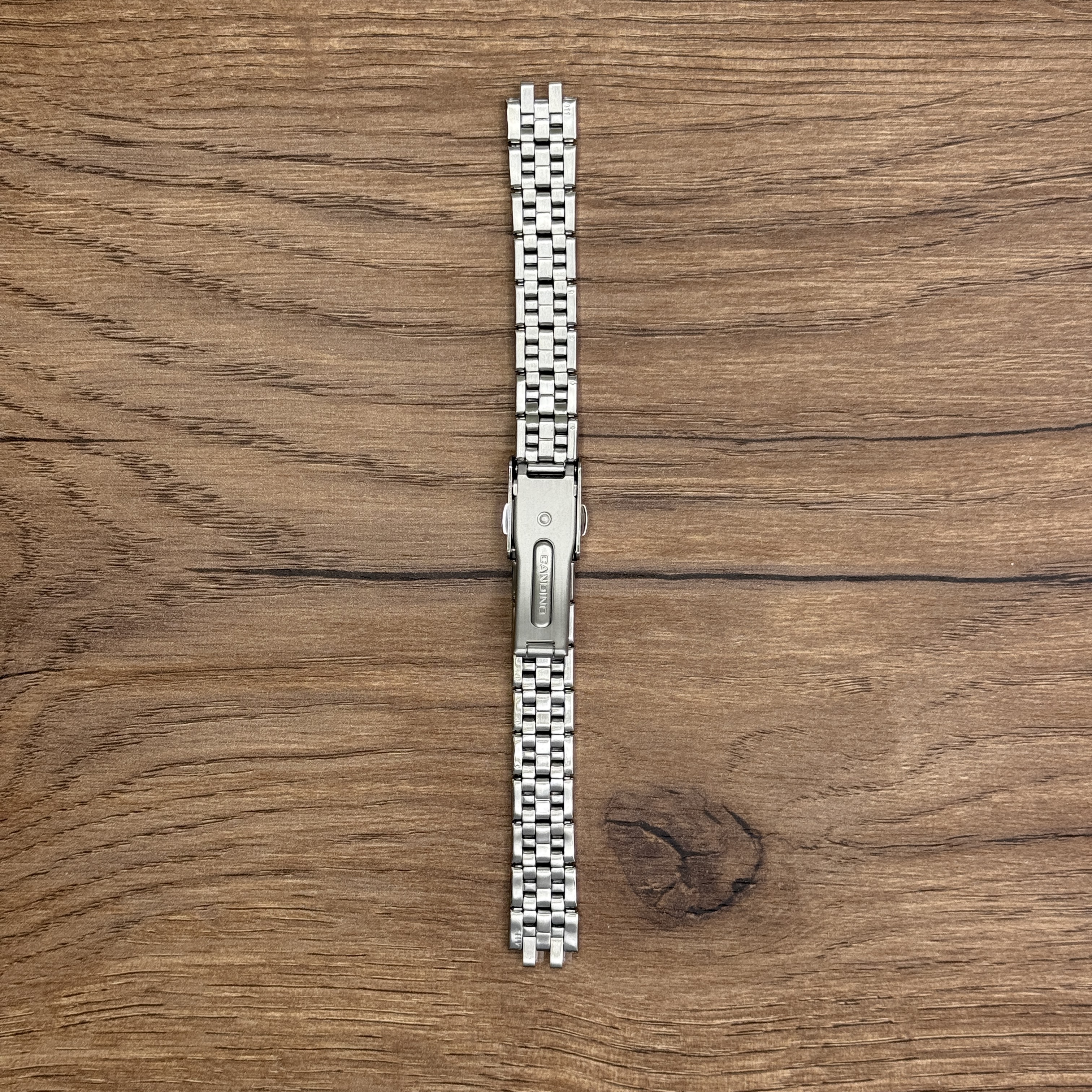 Браслет для часов Candino из нержавеющей стали Главное преимущество металлических браслетов – долговечность и практичность. Браслет всегда можно отдать на полировку и чистку, вернув ему первозданный вид. Также они всегда выглядят более эффектно, так как являются неким продолжением ваших часов. Нержавеющая сталь отличается высокой прочностью к царапинам и износостойкостью. У нас присутствуют только высококачественные материалы и оригинальный товар от производителя. 