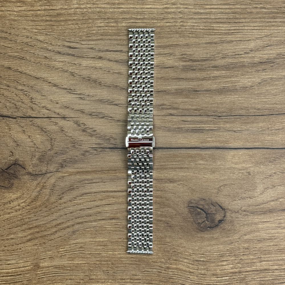 Браслет для часов Maurice Lacroix из нержавеющей стали ML450-005005 Главное преимущество металлических браслетов – долговечность и практичность. Браслет всегда можно отдать на полировку и чистку, вернув ему первозданный вид. Также они всегда выглядят более эффектно, так как являются неким продолжением ваших часов. Нержавеющая сталь отличается высокой прочностью к царапинам и износостойкостью. У нас присутствуют только высококачественные материалы и оригинальный товар от производителя.