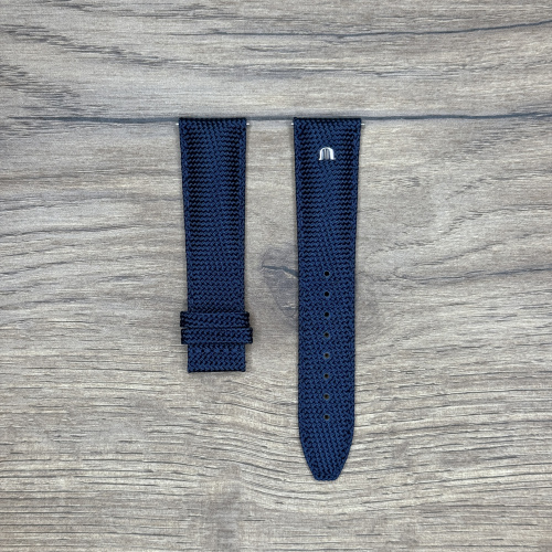 Ремешок для часов Maurice Lacroix из нейлона, синий, 21/18 мм
 Текстильные ремешки обеспечивают комфорт за счет своего небольшого веса. Они не утяжеляют запястье, пропускают воздух, а также очень практичны и легки в уходе. У нас присутствуют только высококачественные материалы и оригинальный товар от производителя.
