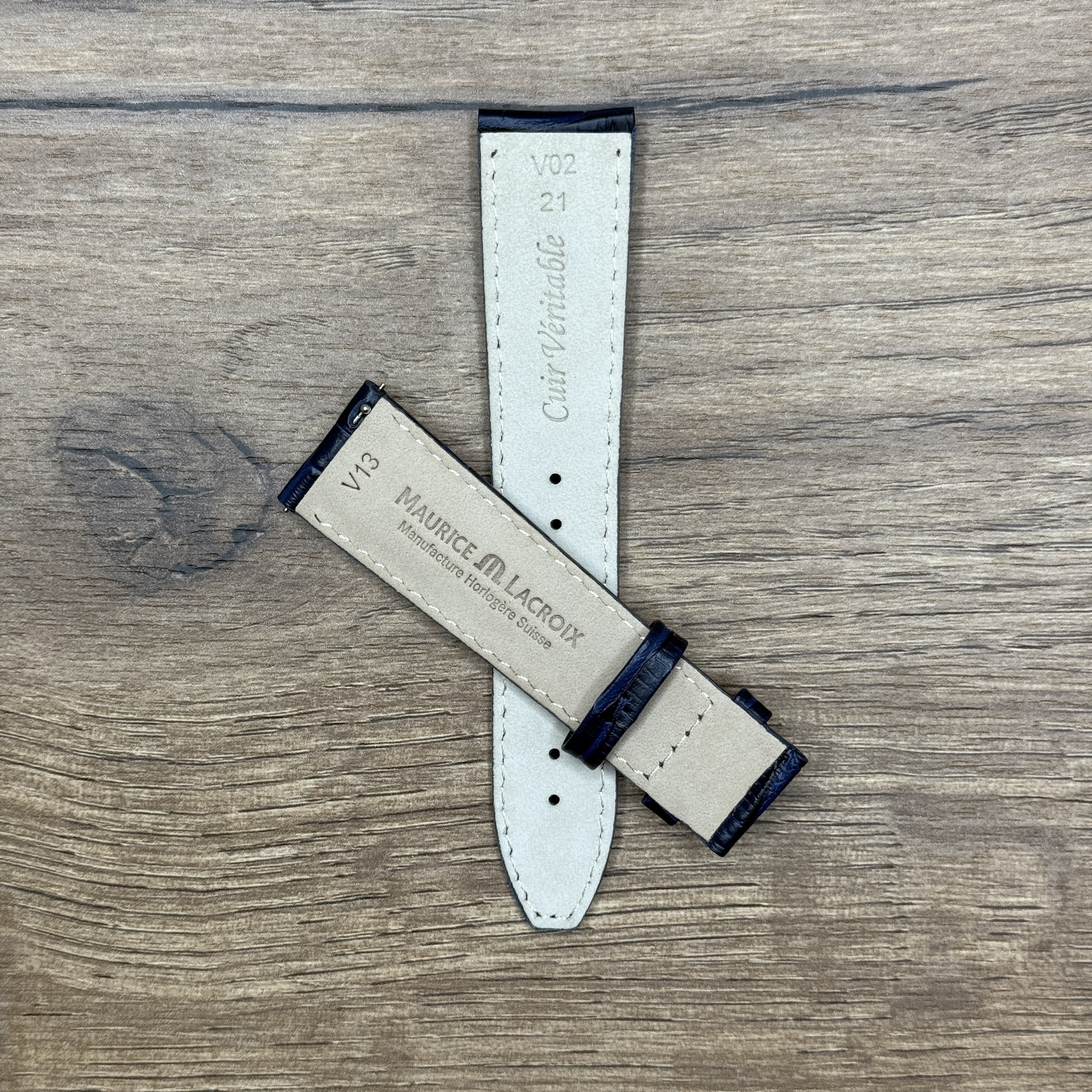 Ремешок для часов Maurice Lacroix из кожи теленка, синий, 21/18 мм Кожаные ремешки - стильные, надёжные и долговечные, способные составить достойную пару часам со стальным корпусом или часам из титана. Аксессуары из кожи не рекомендуется использовать в воде. У нас присутствуют только высококачественные материалы и оригинальный товар от производителя.