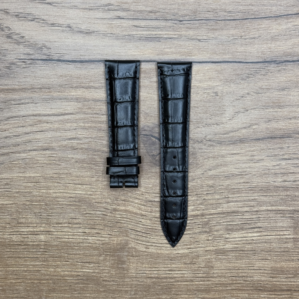 Ремешок для часов Frederique Constant, черный, из кожи теленка, имитация крокодил, 22х18 FCS-B22X18 Кожаные ремешки - стильные, надёжные и долговечные, способные составить достойную пару часам со стальным корпусом или часам из титана. Аксессуары из кожи не рекомендуется использовать в воде. У нас присутствуют только высококачественные материалы и оригинальный товар от производителя.