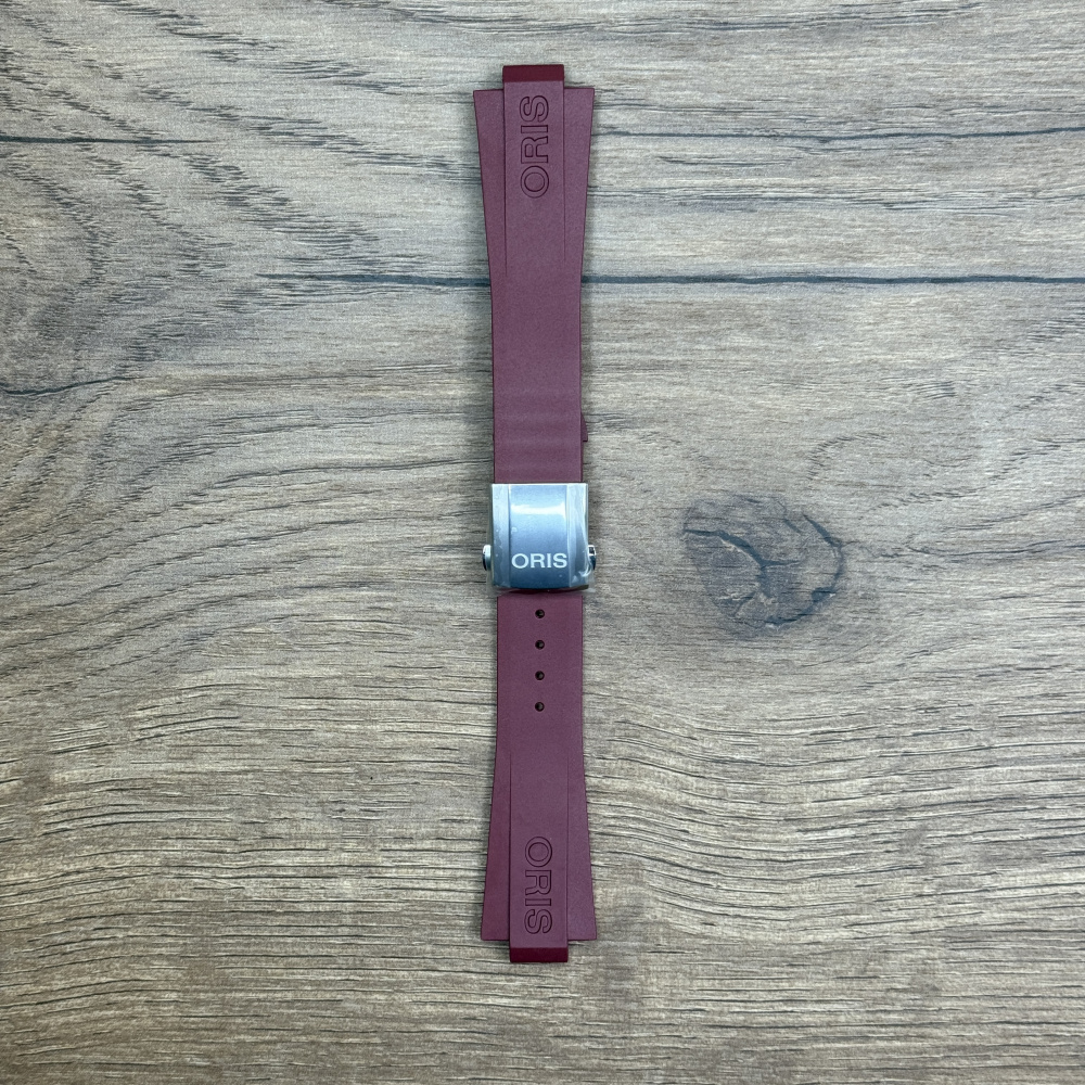 Ремешок для часов Oris из каучука, бургундия, с клипсой Каучуковые ремешки идеально подходят для активного образа жизни. Они легче и теплее металлических браслетов, а ощущаются на руке как вторая кожа. Большое преимущество каучука в том, что он не боится воды. У нас присутствуют только высококачественные материалы и оригинальный товар от производителя.
