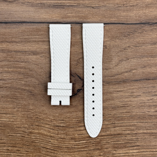 Ремешок для часов Frederique Constant из каучука, белый, 18/16,  для FC-286  Каучуковые ремешки идеально подходят для активного образа жизни. Они легче и теплее металлических браслетов, а ощущаются на руке как вторая кожа. Большое преимущество каучука в том, что он не боится воды. У нас присутствуют только высококачественные материалы и оригинальный товар от производителя