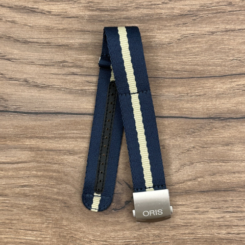 Ремешок для часов Oris из текстиля, сине-бежевый Текстильные ремешки обеспечивают комфорт за счет своего небольшого веса. Они не утяжеляют запястье, пропускают воздух, а также очень практичны и легки в уходе. 
У нас присутствуют только высококачественные материалы и оригинальный товар от производителя.