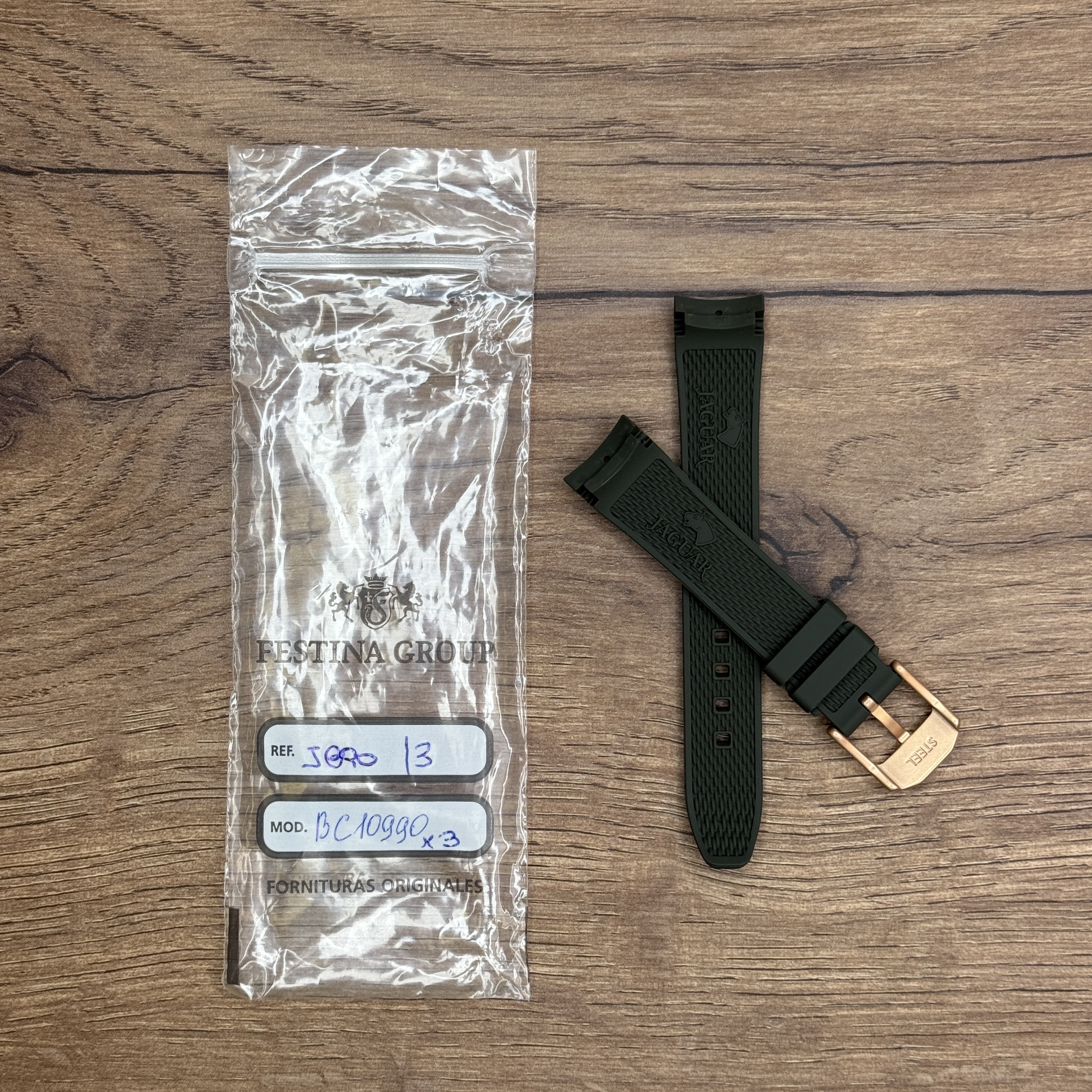 Ремешок для часов Jaguar из каучука, зеленый, для J890 Каучуковые ремешки идеально подходят для активного образа жизни. Они легче и теплее металлических браслетов, а ощущаются на руке как вторая кожа. Большое преимущество каучука в том, что он не боится воды. У нас присутствуют только высококачественные материалы и оригинальный товар от производителя.