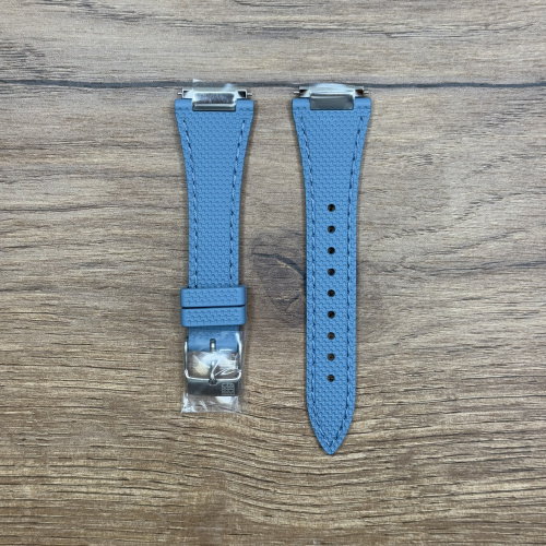 Ремешок для часов Frederique Constant, каучук, голубой 21,5 мм Каучуковые ремешки идеально подходят для активного образа жизни. Они легче и теплее металлических браслетов, а ощущаются на руке как вторая кожа. Большое преимущество каучука в том, что он не боится воды. У нас присутствуют только высококачественные материалы и оригинальный товар от производителя