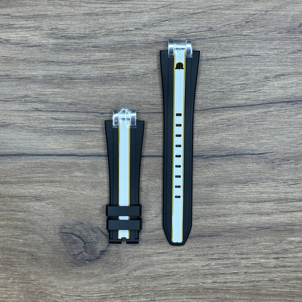 Ремешок для часов Maurice Lacroix, каучуковый, черный с белым/желтым, 24Х18 ML640-005034 Каучуковые ремешки идеально подходят для активного образа жизни. Они легче и теплее металлических браслетов, а ощущаются на руке как вторая кожа. Большое преимущество каучука в том, что он не боится воды. 
У нас присутствуют только высококачественные материалы и оригинальный товар от производителя