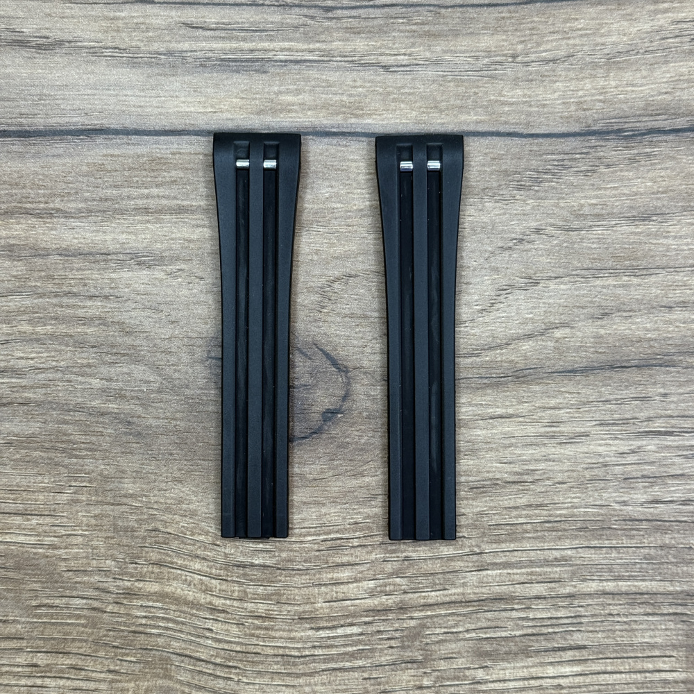 Ремешок для часов Jaguar из каучука, черный, для J646/2 BC06965 Каучуковые ремешки идеально подходят для активного образа жизни. Они легче и теплее металлических браслетов, а ощущаются на руке как вторая кожа. Большое преимущество каучука в том, что он не боится воды. У нас присутствуют только высококачественные материалы и оригинальный товар от производителя