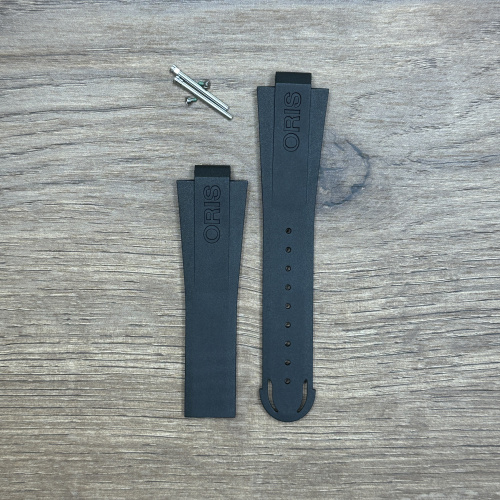 Ремешок для часов Oris без застежки, каучук, черный, 80/110 мм Для часов Oris Aquis Date 7766,
 Ширина застежки 16 мм, обхват руки ок. 130 - 195 мм.
Каучуковые ремешки идеально подходят для активного образа жизни. Они легче и теплее металлических браслетов, а ощущаются на руке как вторая кожа. Большое преимущество каучука в том, что он не боится воды. 
У нас присутствуют только высококачественные материалы и оригинальный товар от производителя. 
