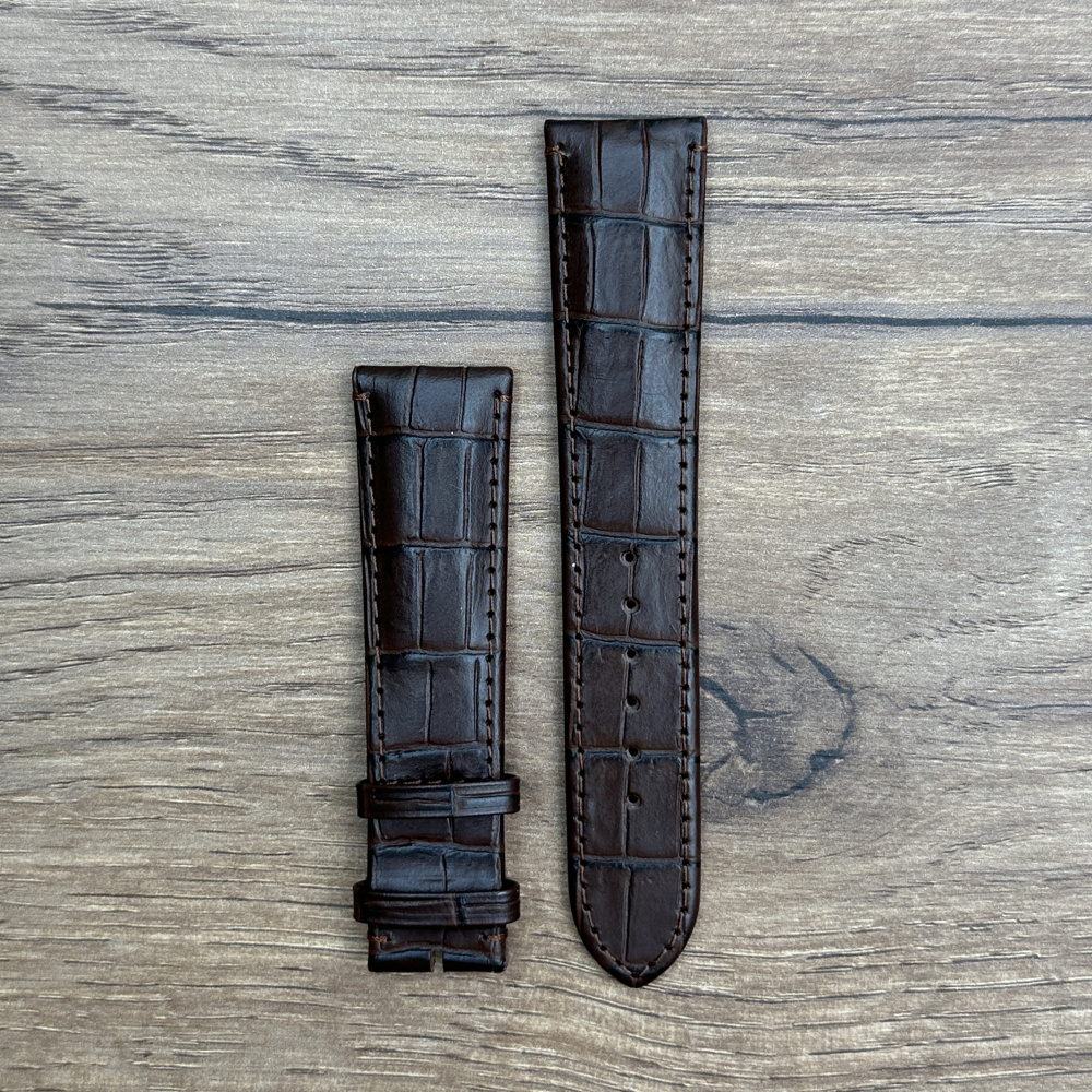 Ремешок для часов Oris из кожи теленка, темно-коричневого цвета, без застежки Кожаные ремешки ORIS - стильные, надёжные и долговечные, способные составить достойную пару часам со стальным корпусом или часам из титана. Аксессуары из кожи не рекомендуется использовать в воде. У нас присутствуют только высококачественные материалы и оригинальный товар от производителя ORIS