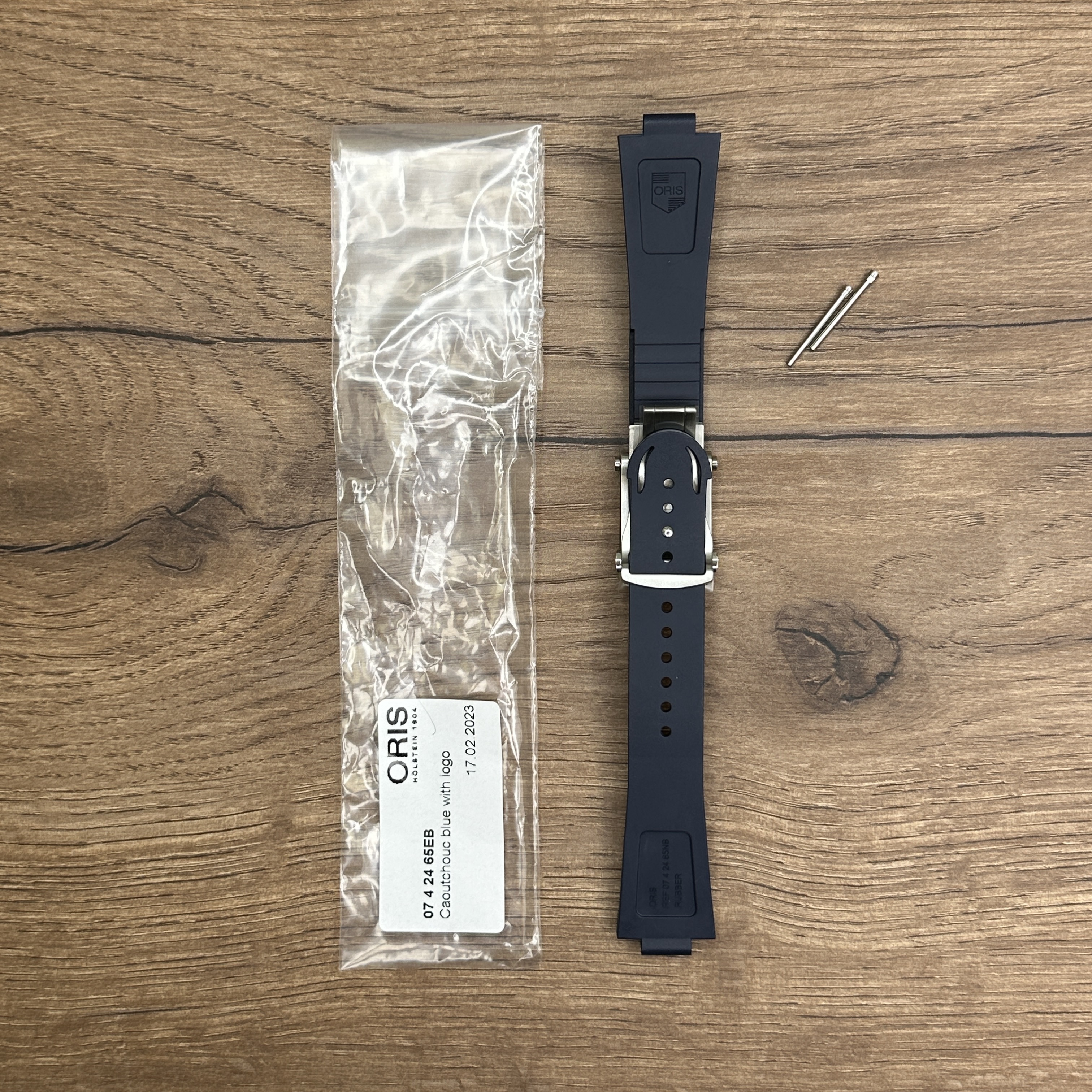 Ремешок для часов Oris из каучука, с застежкой из нержавеющей стали, длина 81/130 мм Каучуковые ремешки идеально подходят для активного образа жизни. Они легче и теплее металлических браслетов, а ощущаются на руке как вторая кожа. Большое преимущество каучука в том, что он не боится воды. У нас присутствуют только высококачественные материалы и оригинальный товар от производителя.