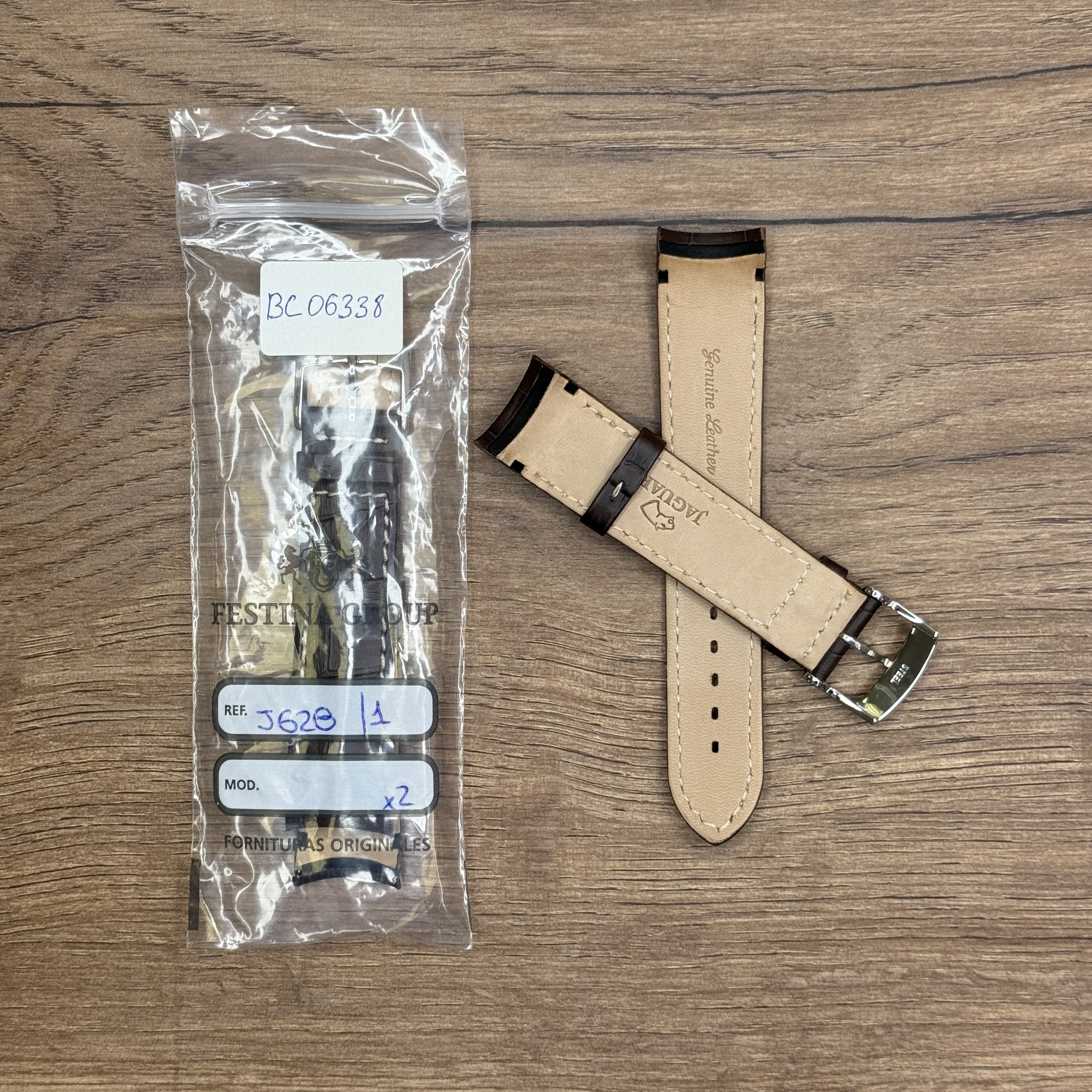 Ремешок для часов Jaguar из натуральной кожи, коричневый, для J628/1 Кожаные ремешки - стильные, надёжные и долговечные, способные составить достойную пару часам со стальным корпусом или часам из титана. Аксессуары из кожи не рекомендуется использовать в воде. У нас присутствуют только высококачественные материалы и оригинальный товар от производителя