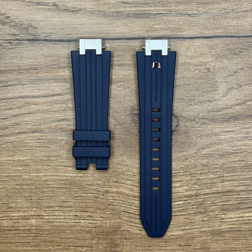 Ремешок для часов Maurice Lacroix из каучука, синий, 25 х 20 мм Каучуковые ремешки идеально подходят для активного образа жизни. Они легче и теплее металлических браслетов, а ощущаются на руке как вторая кожа. Большое преимущество каучука в том, что он не боится воды. У нас присутствуют только высококачественные материалы и оригинальный товар от производителя