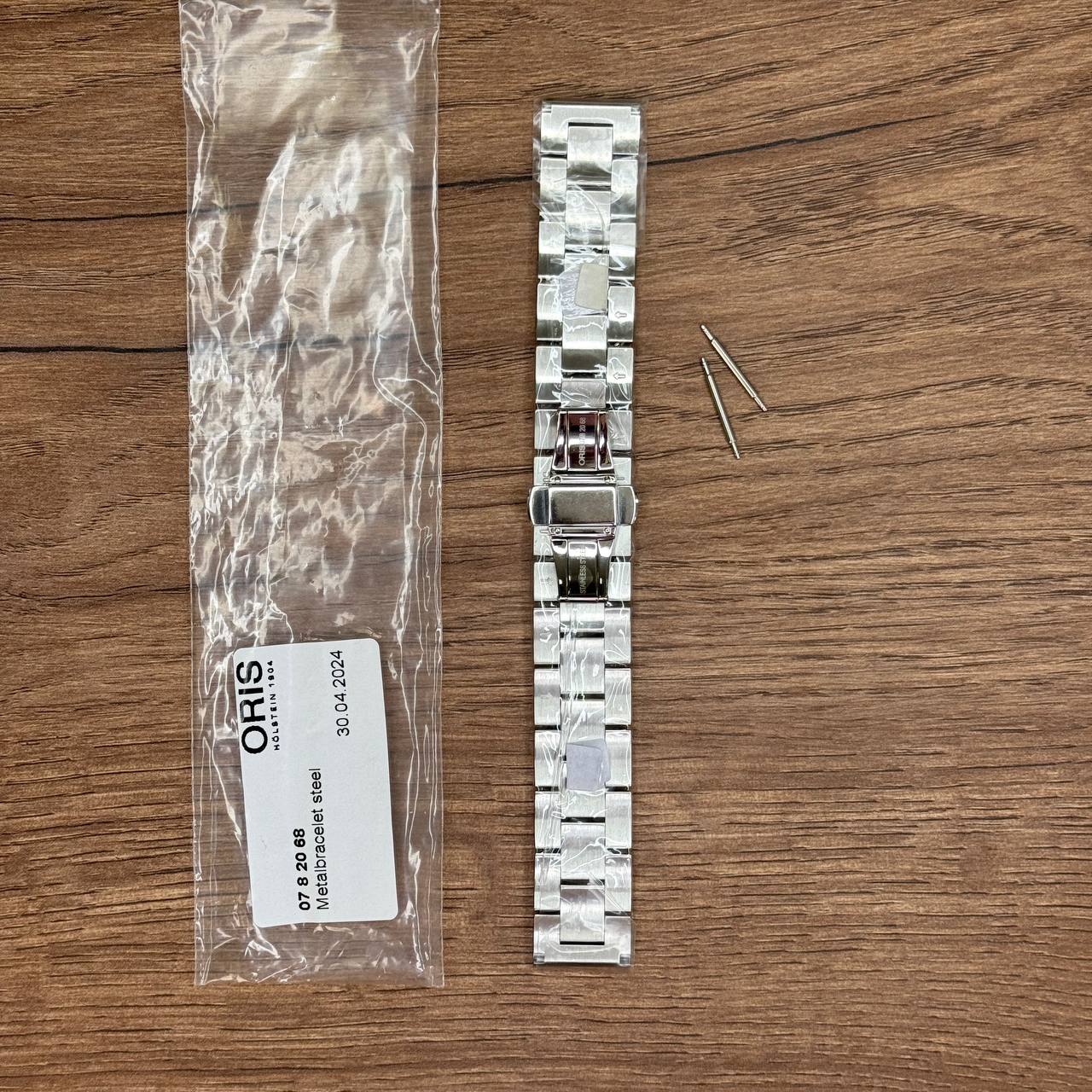 Браслет для часов Oris из нержавеющей стали Главное преимущество металлических браслетов – долговечность и практичность. Браслет всегда можно отдать на полировку и чистку, вернув ему первозданный вид. Также они всегда выглядят более эффектно, так как являются неким продолжением ваших часов. Нержавеющая сталь отличается высокой прочностью к царапинам и износостойкостью. У нас присутствуют только высококачественные материалы и оригинальный товар от производителя. 