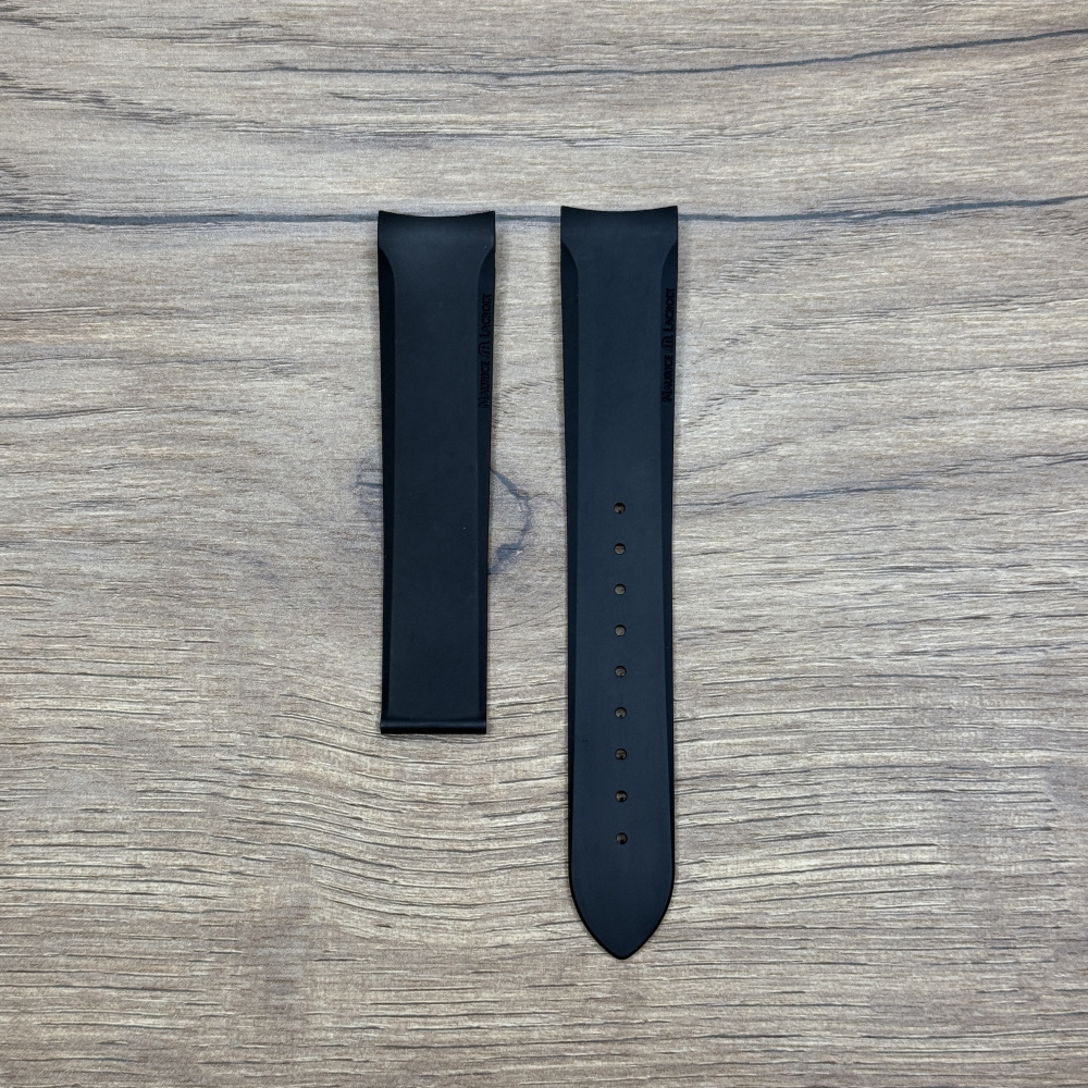 Ремешок для часов Maurice Lacroix из каучука, черный, 20/18 MI1098 ML640-000020 Каучуковые ремешки идеально подходят для активного образа жизни. Они легче и теплее металлических браслетов, а ощущаются на руке как вторая кожа. Большое преимущество каучука в том, что он не боится воды. У нас присутствуют только высококачественные материалы и оригинальный товар от производителя