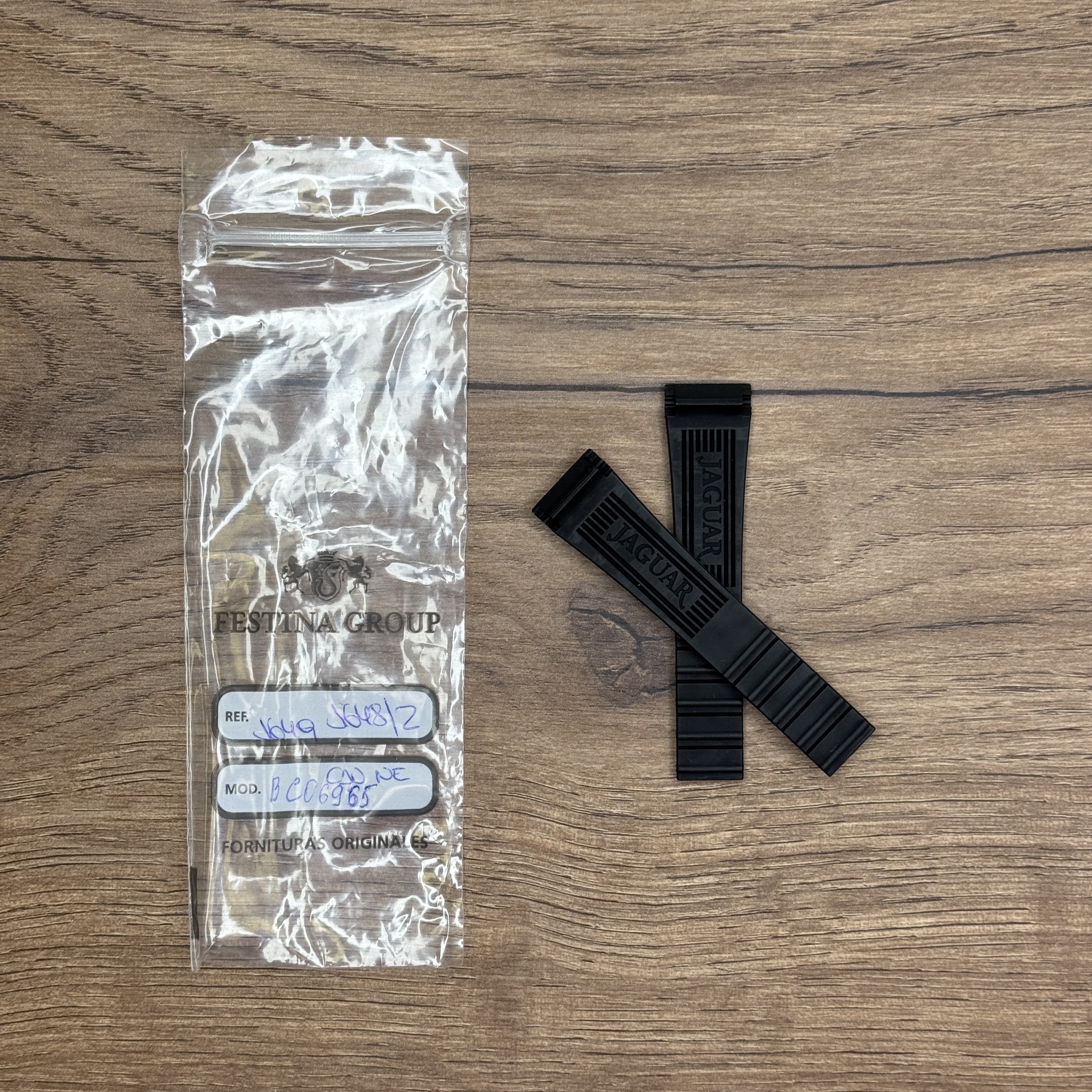 Ремешок для часов Jaguar из каучука, черный, для J646/2 Каучуковые ремешки идеально подходят для активного образа жизни. Они легче и теплее металлических браслетов, а ощущаются на руке как вторая кожа. Большое преимущество каучука в том, что он не боится воды. У нас присутствуют только высококачественные материалы и оригинальный товар от производителя