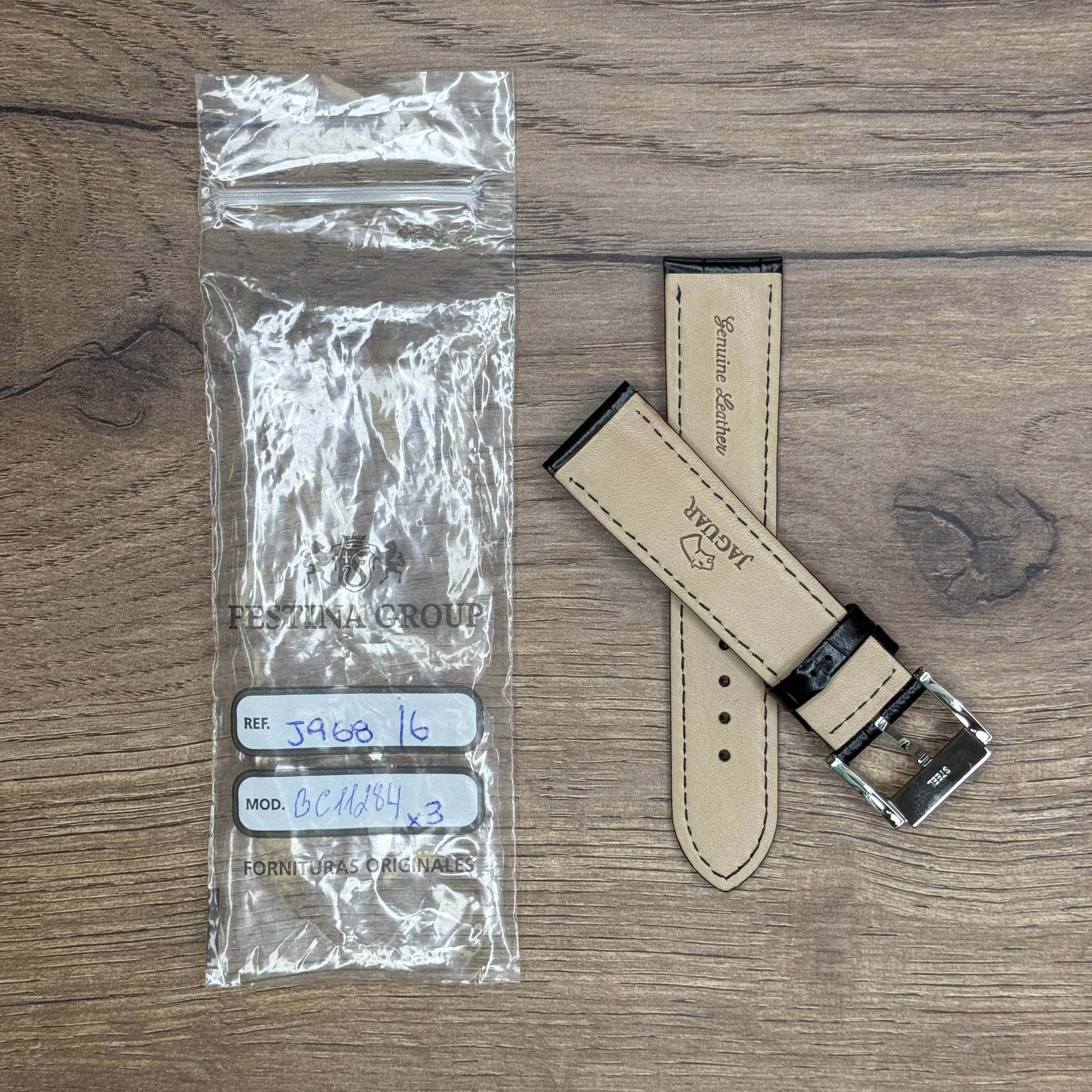 Ремешок для часов Jaguar из кожи теленка, черный, для J968 Кожаные ремешки - стильные, надёжные и долговечные, способные составить достойную пару часам со стальным корпусом или часам из титана. Аксессуары из кожи не рекомендуется использовать в воде. У нас присутствуют только высококачественные материалы и оригинальный товар от производителя.