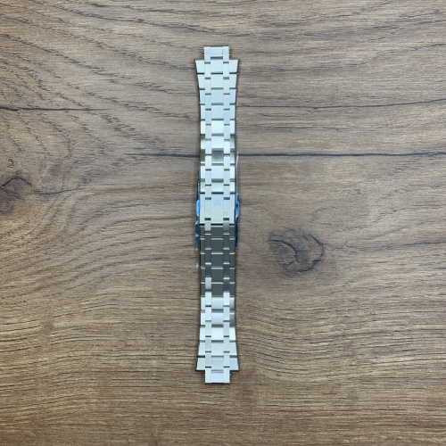 Браслет для часов Maurice Lacroix, нержавеющая сталь Подходит для часов AI6008, AI6058, AI6158, AI1118
Браслет в комплектации с клипсой.
Главное преимущество металлических браслетов – долговечность и практичность. Браслет всегда можно отдать на полировку и чистку, вернув ему первозданный вид. Также они всегда выглядят более эффектно, так как являются неким продолжением ваших часов. 
Нержавеющая сталь отличается высокой прочностью к царапинам и износостойкостью.
У нас присутствуют только высококачественные материалы и оригинальный товар от производителя. 
