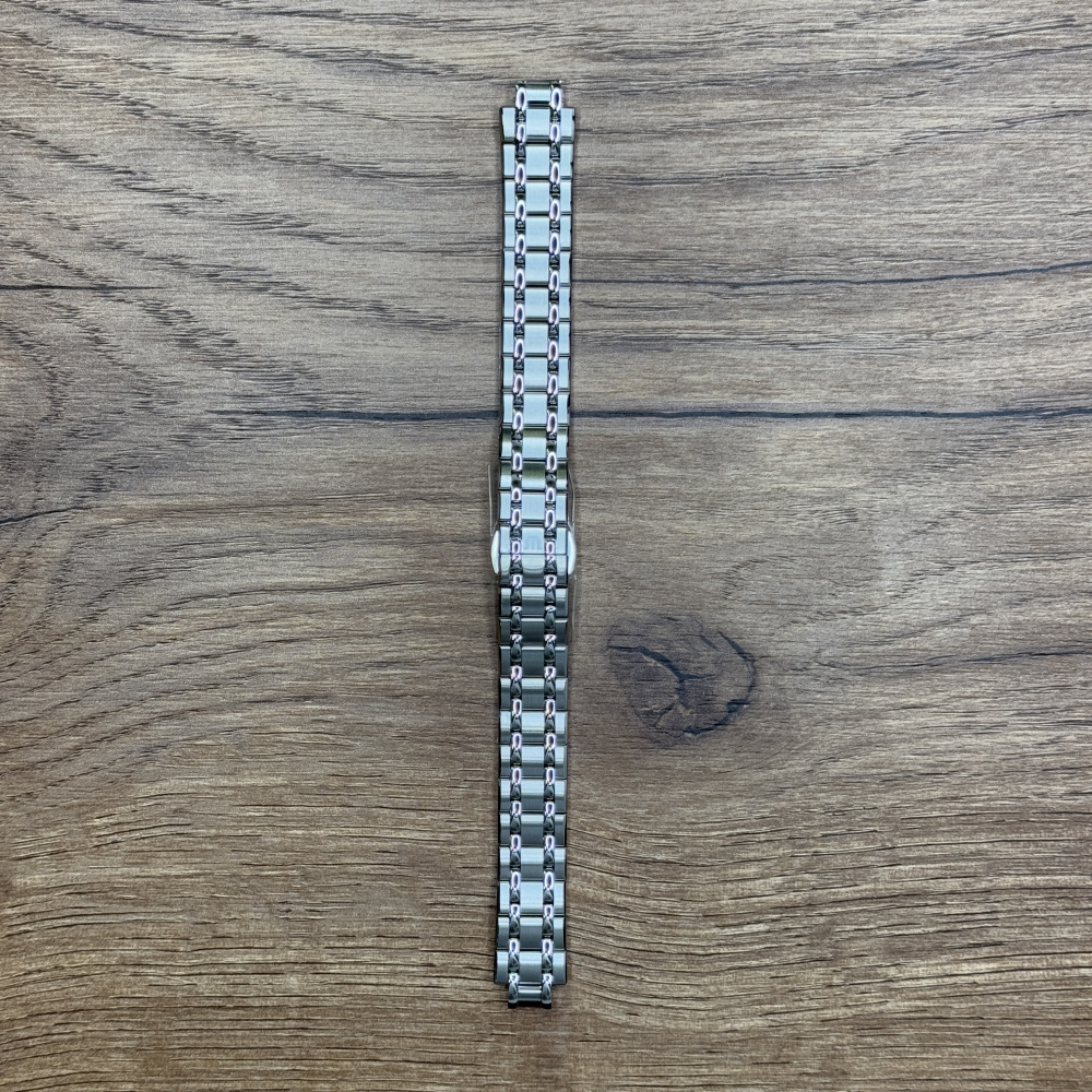 Браслет для часов Maurice Lacroix, нержавеющая сталь, 15 мм ML450-005016 Главное преимущество металлических браслетов – долговечность и практичность. Браслет всегда можно отдать на полировку и чистку, вернув ему первозданный вид. Также они всегда выглядят более эффектно, так как являются неким продолжением ваших часов. Нержавеющая сталь отличается высокой прочностью к царапинам и износостойкостью. У нас присутствуют только высококачественные материалы и оригинальный товар от производителя.