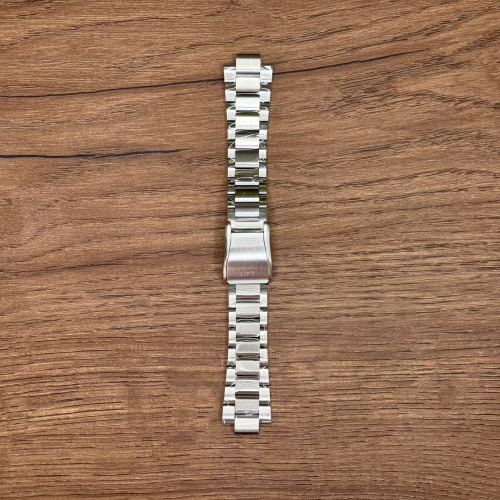 Браслет для часов Oris из нержавеющей стали Главное преимущество металлических браслетов – долговечность и практичность. Браслет всегда можно отдать на полировку и чистку, вернув ему первозданный вид. Также они всегда выглядят более эффектно, так как являются неким продолжением ваших часов. Нержавеющая сталь отличается высокой прочностью к царапинам и износостойкостью. У нас присутствуют только высококачественные материалы и оригинальный товар от производителя. 