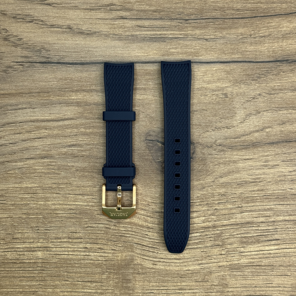 Ремешок для часов Jaguar из каучука, синий, для J890 BC10991 Каучуковые ремешки идеально подходят для активного образа жизни. Они легче и теплее металлических браслетов, а ощущаются на руке как вторая кожа. Большое преимущество каучука в том, что он не боится воды. У нас присутствуют только высококачественные материалы и оригинальный товар от производителя.