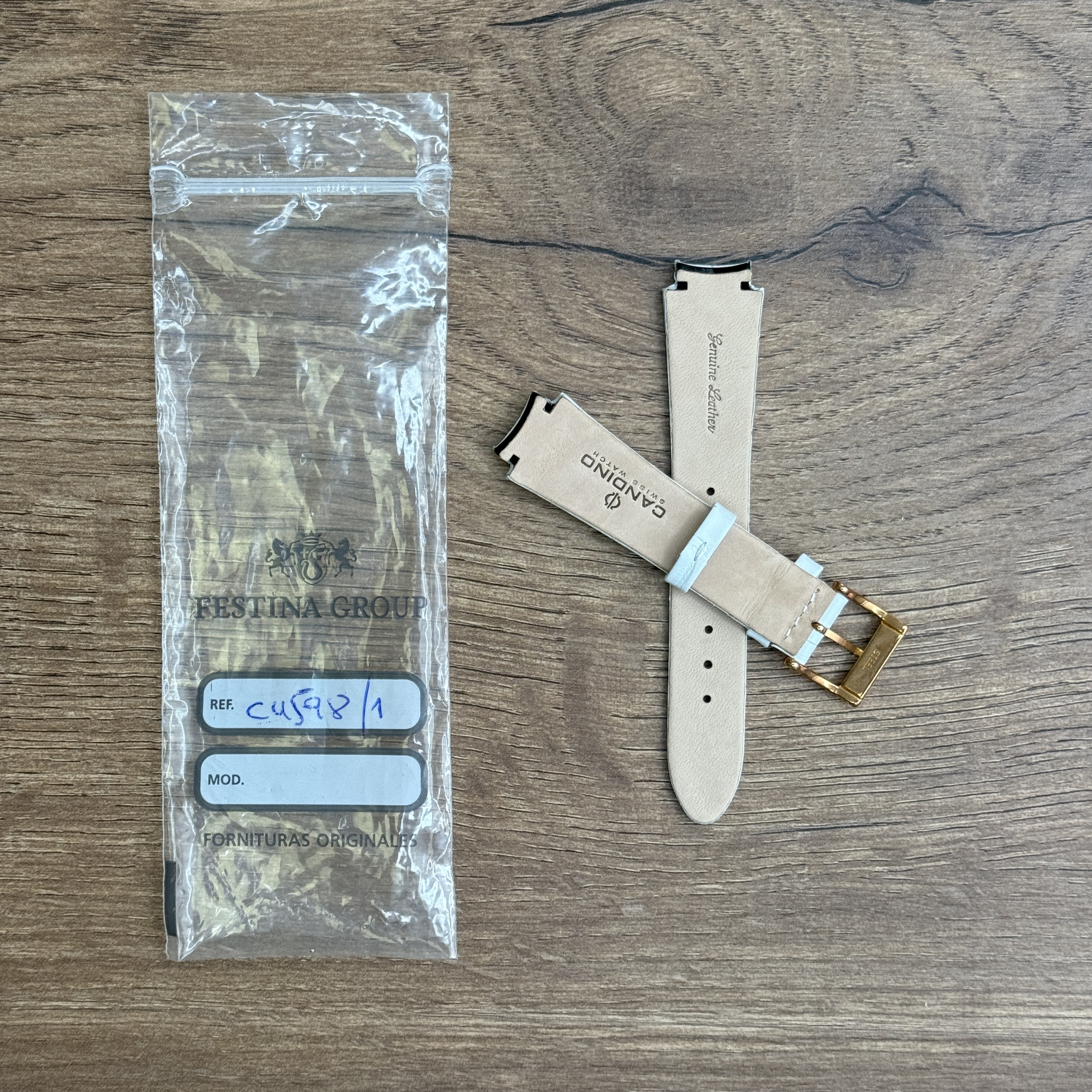 Ремешок для часов Candino из натуральной кожи, белый Кожаные ремешки - стильные, надёжные и долговечные, способные составить достойную пару часам со стальным корпусом или часам из титана. Аксессуары из кожи не рекомендуется использовать в воде. У нас присутствуют только высококачественные материалы и оригинальный товар от производителя.