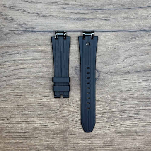 Ремешок для часов Maurice Lacroix, каучук, черный, 23/18 мм, AI1018 Ремешок поставляется без застежки.
Каучуковые ремешки идеально подходят для активного образа жизни. Они легче и теплее металлических браслетов, а ощущаются на руке как вторая кожа. Большое преимущество каучука в том, что он не боится воды. 
У нас присутствуют только высококачественные материалы и оригинальный товар от производителя. 
