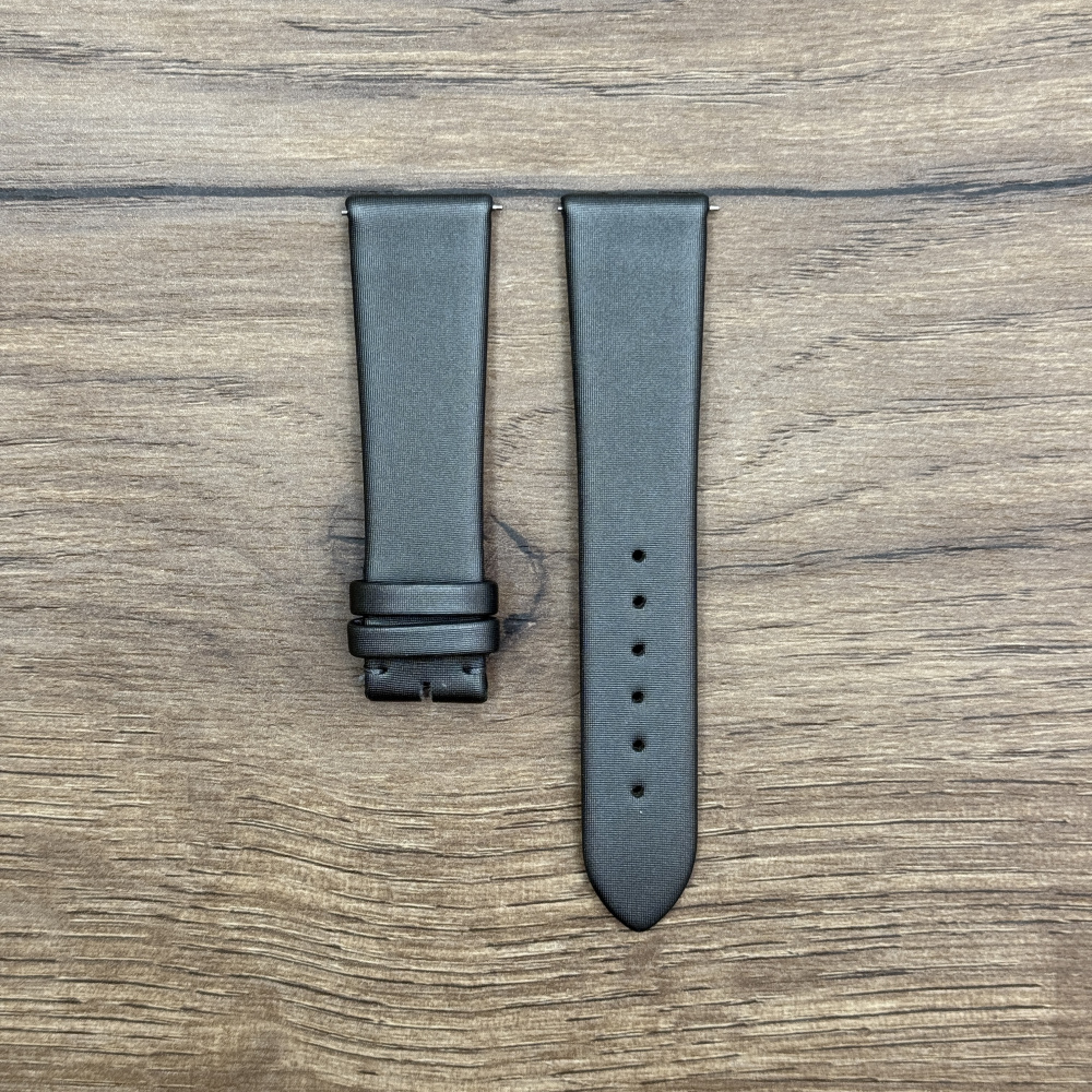 Ремешок для часов Frederique Constant из сатина, серый, 19 х16  FCS-SGREY19X16 Сатиновые ремешки для часов универсальны и подходят как для повседневной носки, так и для вечерних выходов. Сатин - материал деликатный и при правильном и аккуратном обращении будет долго вас радовать, а его блеск придавать часам изысканный вид. Ремешки из сатина мягкие и гипоаллергенные, они не вызывают раздражения и комфортны при длительном ношении. У нас присутствуют только высококачественные материалы и оригинальный товар от производителя.
