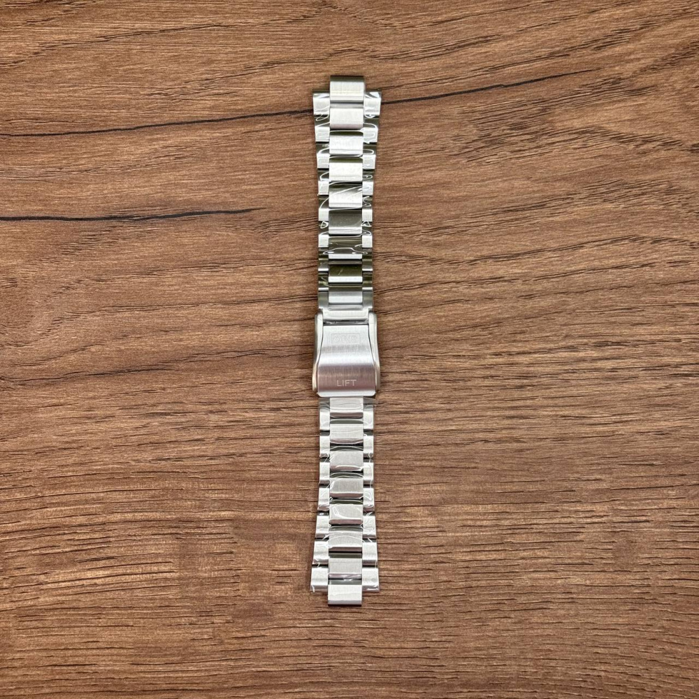 Браслет для часов Oris из нержавеющей стали 07 8 22 08 Главное преимущество металлических браслетов – долговечность и практичность. Браслет всегда можно отдать на полировку и чистку, вернув ему первозданный вид. Также они всегда выглядят более эффектно, так как являются неким продолжением ваших часов. Нержавеющая сталь отличается высокой прочностью к царапинам и износостойкостью. У нас присутствуют только высококачественные материалы и оригинальный товар от производителя. 